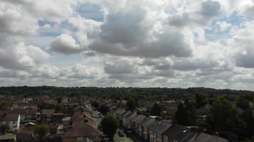 Schönster dramatischer Himmel mit dicken Wolken über der britischen Stadt an einem heißen sonnigen Tag video