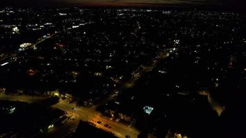 hermosas imágenes aéreas de drones de alto ángulo de la ciudad británica por la noche video