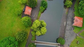 imagens aéreas e de alto ângulo do parque público local em um dia nublado, o wardown park está situado no rio lea em luton. o parque tem várias instalações desportivas, video