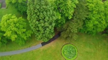 imagens aéreas e de alto ângulo do parque público local em um dia nublado, o wardown park está situado no rio lea em luton. o parque tem várias instalações esportivas, abriga o museu do parque wardown. video