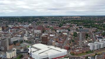 redaktionelles bild, hochwinkelige luftaufnahmen des britischen stadtzentrums von luton, england, großbritannien, aufnahmen aus der ansicht einer drohne vom hauptbahnhof der großbritanniens stadt luton. video