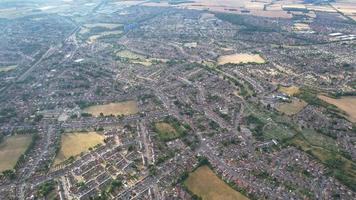 Flygfoto över bostadsområde i Luton City of England Storbritannien på en varm solig dag video