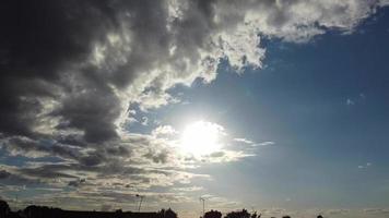 nuages dramatiques en mouvement rapide au-dessus de l'angleterre, séquences en grand angle et clip en accéléré du drone, vue aérienne et séquences en grand angle créées avec la caméra du drone, la vitesse de laps de temps rapide est plus de 6000 fois video