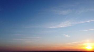 bel tramonto nella campagna britannica. vista dall'alto e riprese aeree video