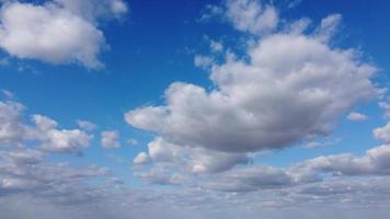 vue en grand angle du ciel et des nuages à 360 degrés. images de drone au-dessus de l'angleterre video