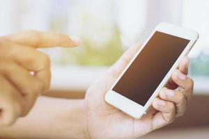 Cerca de un hombre usando un teléfono inteligente móvil foto