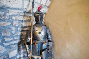 armadura de caballero como parte de una exposición en el museo. foto