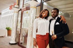 elegante pareja afroamericana en ropa formal. pareja romántica enamorada saliendo. foto