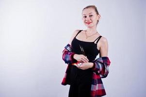 hermosa mujer artista pintora con pinceles posando en estudio aislado en blanco. foto