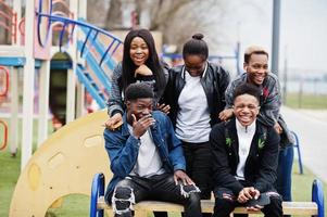 jóvenes amigos africanos de la generación del milenio caminando en la ciudad. gente negra feliz divirtiéndose juntos. concepto de amistad de generación z. foto