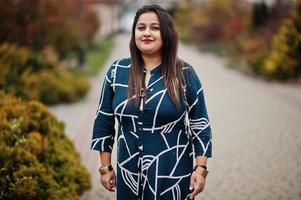 mujer india morena en vestido largo de moda posó al aire libre. foto