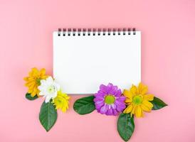 nota en blanco y espacio de copia con flores decorativas para el texto de la nota foto