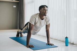 hombre africano ejercicio haciendo push up foto