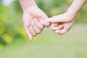 mujer y hombre cogidos de la mano, amor de pareja feliz al aire libre. amante del concepto día de san valentín. foto