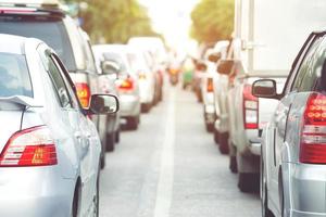 atasco de tráfico en una calle de la ciudad fila de coches en vía expresa en hora punta. semáforos. estacionamiento de autos. foto