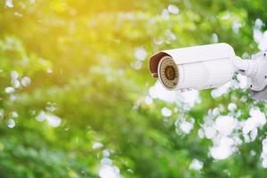 la cámara cctv multiángulo de primer plano está instalada en el parque público verde, la cámara cctv concepto operando observando la cobertura de seguridad de la ciudad del robo. enfoque suave. foto