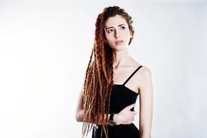 sesión de estudio de chica en negro con rastas sobre fondo blanco. foto