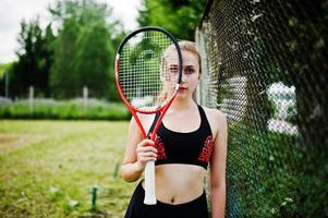 bella deportista mujer tenista con raqueta en traje de ropa deportiva. foto