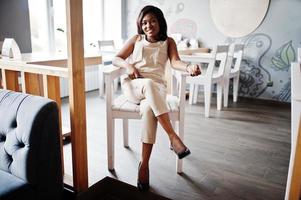elegante chica afroamericana posó en un café moderno. foto