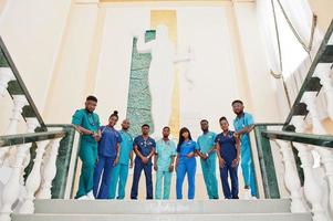 grupo de estudiantes de medicina africanos en la universidad de pie en las escaleras. foto