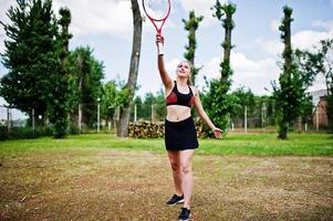 bella deportista mujer tenista con raqueta en traje de ropa deportiva. foto