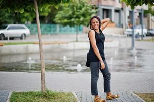 joven afroamericana posó contra la fuente. foto