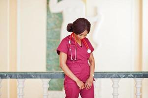 doctora africana profesional en el hospital. negocio de atención médica y servicio médico de áfrica. foto