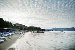 playa vacía en bodrum, turquía. cielo azul, arena blanca, un lugar vacacional de ensueño para relajarse, hacer snorkel y descansar. foto