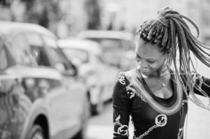 retrato de una hermosa y elegante modelo afroamericana posada en la calle. foto