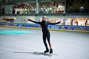 mujer patinadora artística en la pista de patinaje sobre hielo. foto