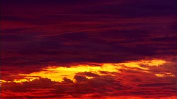 cinémagraphe du ciel et des nuages au coucher du soleil video