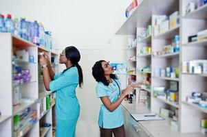 dos farmacéuticos afroamericanos que trabajan en farmacia en la farmacia del hospital. salud africana. foto