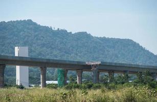 el puente ferroviario elevado del proyecto de doble vía está en construcción. foto