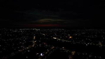 Nachtluftaufnahme der britischen Autobahnen mit beleuchteten Straßen und Verkehr. Aufnahmen von Autobahnen, die mit der Drohnenkamera über Milton Keynes und Autobahnen von England in dunkler Nacht aufgenommen wurden video