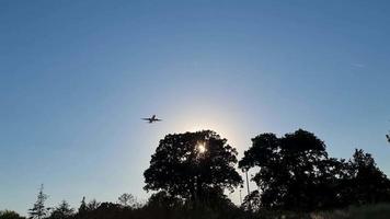 un avion se prépare à atterrir à l'aéroport de londres luton, niveau de vol à basse altitude pour atterrir à l'aéroport de londres luton video