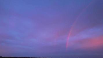 dramatische rode lucht bij zonsondergang boven de stad Luton in Engeland video