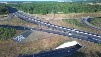 Blick aus der Vogelperspektive auf Luton Airport Junction Interchange der Autobahnen M1 J10 in Luton City of England uk. es ist das bild der verbindung zwischen luton city und london luton airport, das am 11. august 2022 mit drohne erstellt wurde video