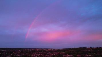 drammatico cielo rosso al tramonto sulla città di luton in inghilterra video