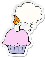 cupcake de cumpleaños de dibujos animados y burbuja de pensamiento como pegatina impresa vector
