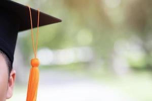 graduación, cierre el sombrero del estudiante y la borla naranja durante el éxito de los graduados de la universidad, felicitaciones por educación conceptual. estudiante de posgrado título universitario. foto