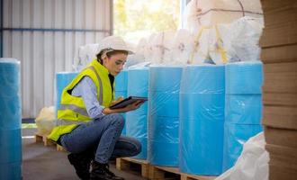 ingeniero de fábrica bajo inspección y verificación del proceso de producción de calidad en la estación de fabricación de máscaras faciales usando uniforme informal y casco de seguridad en la plantación de fábrica. foto