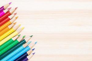 primer plano de lápices de colores pila de puntas de lápiz colocadas forradas en el escritorio de madera. idea educación volver al concepto de escuela. deje el espacio de copia vacío para el texto. foto
