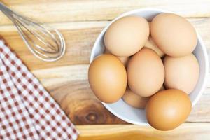 la imagen de cierre de los huevos de pollo orgánicos es uno de los ingredientes alimentarios en la mesa del restaurante en la cocina
