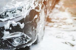 lavado de autos al aire libre con jabón de espuma. foto