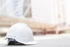 ingeniero de seguridad en la construcción con casco para un trabajo seguro. foto