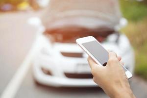 cerrar la mano de un hombre de negocios usando un teléfono inteligente móvil llamar a un mecánico de automóviles pedir ayuda porque el automóvil está roto. foto