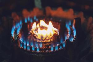 llama de fuego azul. quemador de estufa de gas ardiente en la cocina. concepto de recursos naturales y ahorro de energía. foto