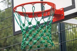 aro de baloncesto en el patio de recreo foto