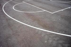 líneas de la cancha de baloncesto en el asfalto foto