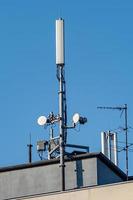 torre de antena de telefonía móvil en un techo